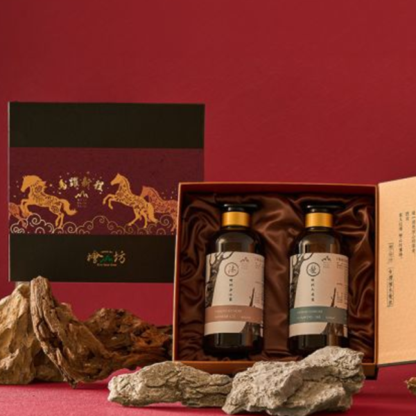 馬年【檜木洗沐禮盒】敬沐尊爵黑禮盒  (沐浴露600ml+洗髮露600ml) 馬年禮盒,禮盒推薦,ESG企業,檜山坊,木木自然,香氛,台灣,精油,檜木, 沐浴, 洗髮,保濕,潤膚,護膚,禮物,外國朋友,中秋,端午,企業採購,客製化,禮盒,畢業,送禮,中秋,中秋禮盒,中秋送禮,伴手禮,農曆新年,推薦,春節,森林浴,芬多精,宜家