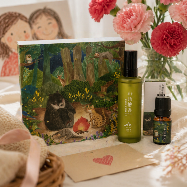 插畫聯名禮盒【森間入夢】山語檜香香氛舒眠噴霧60mL+檜木精油10mL(母親節禮盒) 蛤蟆先生去看心理師,山語檜香香氛舒眠噴霧,檜木香氛,舒眠噴霧,助眠香氛,無酒精香氛,織品適用香氛,枕頭噴霧,寢具香氛,薰衣草精油,洋甘菊精油,天然植萃香氛,寵物友善香氛,孕婦適用香氛,車內擴香,旅行香氛,放鬆舒壓,睡前香氛,檜山坊