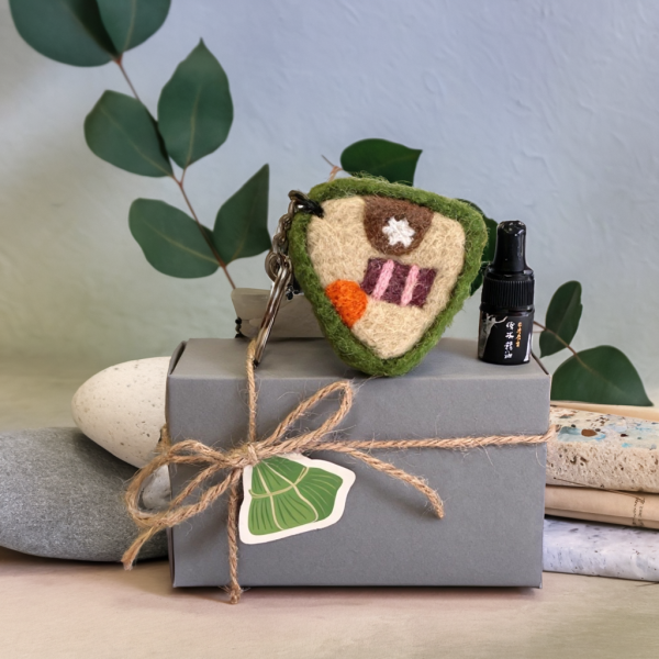 Eco-friendly Bat Nut Biochar Aroma Stone + Hinoki Essential Oil /2ml 端午節禮盒,端午限定,粽子鑰匙圈,羊毛氈鑰匙圈,擴香組合,香氛禮盒,香氛擴香,天然擴香,擴香精油,精油擴香,檜木精油,台灣檜木,天然精油,節慶香氛,居家香氛,除瘟避邪,空間淨化,永續禮品,手工藝品,公益商品,尼泊爾手工,節慶小物,療癒香氣,居家香氣,原木香氛,室內擴香,天然香氛,節日送禮,台灣在地品牌,傳統節慶禮物