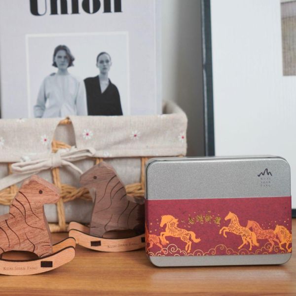 馬年新品【搖搖擴香木馬】檜木精油擴香禮盒 搖搖擴香木馬,檜木精油,檜木香氛,天然精油,木質香氛,居家擴香,擴香擺飾,療癒小物,香氛擺件,台灣檜木,放鬆舒壓,居家香氛,馬年禮盒,送禮推薦,質感生活,天然香氣