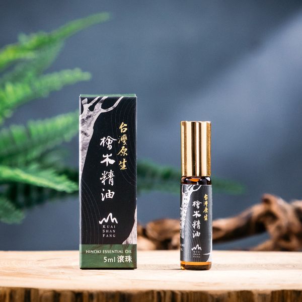 Two bottles of natural Taiwan hinoki essential oil +  tree of life mask fragrance button 天然精油,精油療效,檜木功效,精油品牌推薦,檜木香氛,檜山坊,木木自然,香氛,檜木精油,檜木,芬多精,舒緩壓力,薰香,按摩,淨化空氣,米提飯店,台灣,森林,插畫設計,限量,紀念款