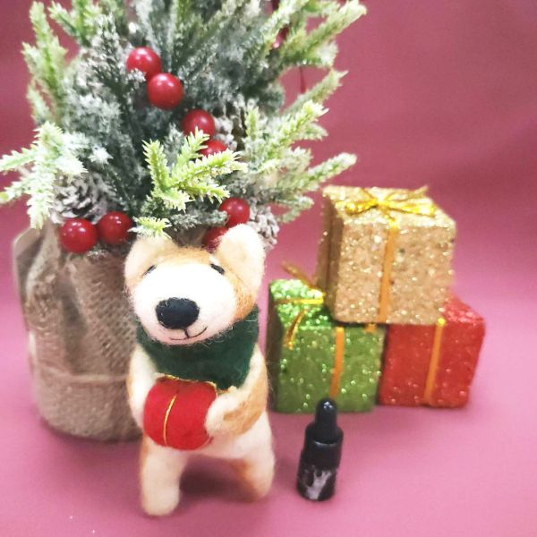 聖誕柴犬擴香筆套香氛禮盒｜檜山坊 × 羊毛出在羊山上 聯名款 聖誕禮物,聖誕節禮物,聖誕交換禮物,聖誕香氛禮盒,香氛小物,柴犬香氛,擴香筆套,羊毛氈柴犬,檜山坊,羊毛出在羊山上,聯名香氛,檜木精油,辦公室療癒小物,居家香氛,讀書香氛,放鬆香氣,療癒禮盒,手作香氛,聖誕節送禮推薦,質感小禮物,可愛禮盒,療癒小物