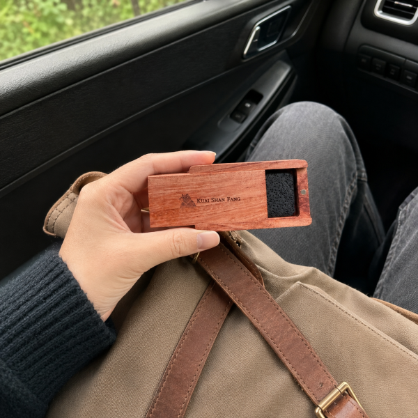 新品【檜熊旅行擴香盒】搭配檜木精油 隨時擴香 檜熊旅行擴香盒,旅行擴香盒,隨身擴香盒,聞香盒,檜木精油,台灣檜木精油,火山石擴香,擴香石,花梨木擴香盒,隨身香氛,旅行香氛,通勤香氛,木質香氛,無水擴香,無電擴香,精油擴香盒,精油旅行組,旅行小物,檜山坊