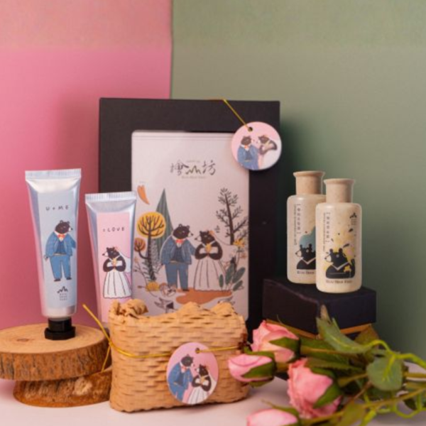 新婚祝福【客製化新婚禮物】1314永浴愛河禮盒 新婚禮物,新婚祝福,結婚禮物,人氣禮盒,檜山坊,情人節,520,倆倆呵護,護手霜,清爽保濕,雙倍滋潤,男女皆宜,婚禮小物,情侶,情侶贈禮,周年禮物,紀念日推薦首選