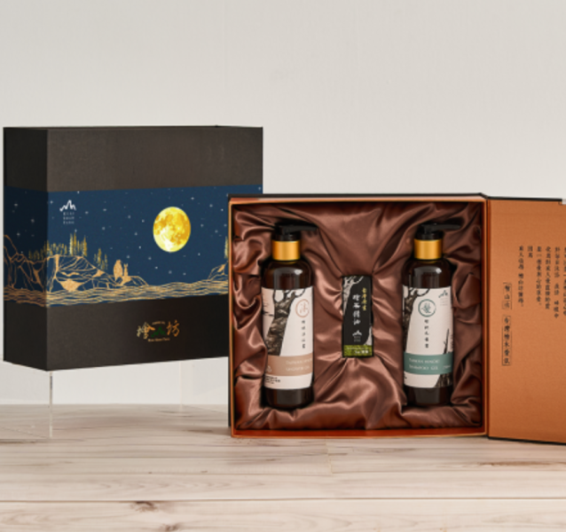 【中秋禮盒】禮浴精油尊爵黑禮盒 (沐浴露250ml+洗髮露250ml+檜木精油5ml) 馬年禮盒,人氣禮盒,新年禮盒推薦,企業送禮推薦,ESG,天然精油,精油療效,檜木功效,精油品牌推薦,檜木香氛,檜木精油,檜木沐浴乳,洗髮,檜山坊,木木自然,天然,護膚,保濕,保養,紓壓,助眠,中秋,端午,企業採購,客製化,禮盒,畢業,送禮,中秋,中秋禮盒,中秋送禮,伴手禮,春節,年節送禮,禮物推薦,森林浴