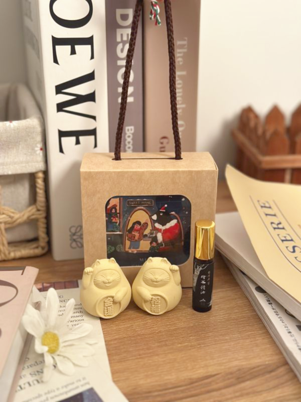 【2026開運】聖誕禮物-招財貓擴香石一對+檜木精油5ml(插畫家聯名) 招財貓,擴香石,招財貓擴香石,能量精油,開運小物,交換禮物,永續產品,天然精油,檜木精油