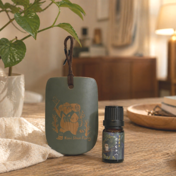 預購中【永續聯名新品】竹製可掛式擴香片(檜熊款)+檜木精油組 檜山坊,元泰竹藝社,竹製擴香,擴香禮盒,檜木精油,台灣檜木,天然擴香,居家香氛,木質香氛,療癒香氛,送禮推薦,質感禮盒,環保擴香,竹藝設計,台灣品牌,永續禮品