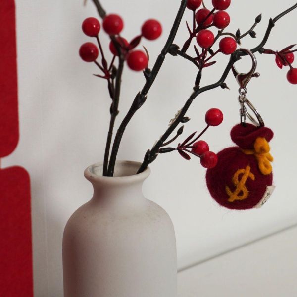 新年招財禮物【羊毛氈錢袋鑰匙圈】檜木精油香氛禮盒｜檜山坊 × 羊毛出在羊山上 聯名款 新年禮物,馬年禮物,財源滾滾,聖誕禮物,聖誕節禮物,聖誕交換禮物,聖誕香氛禮盒,香氛小物,柴犬香氛,擴香筆套,羊毛氈柴犬,檜山坊,羊毛出在羊山上,聯名香氛,檜木精油,辦公室療癒小物,居家香氛,讀書香氛,放鬆香氣,療癒禮盒,手作香氛,聖誕節送禮推薦,質感小禮物,可愛禮盒,療癒小物