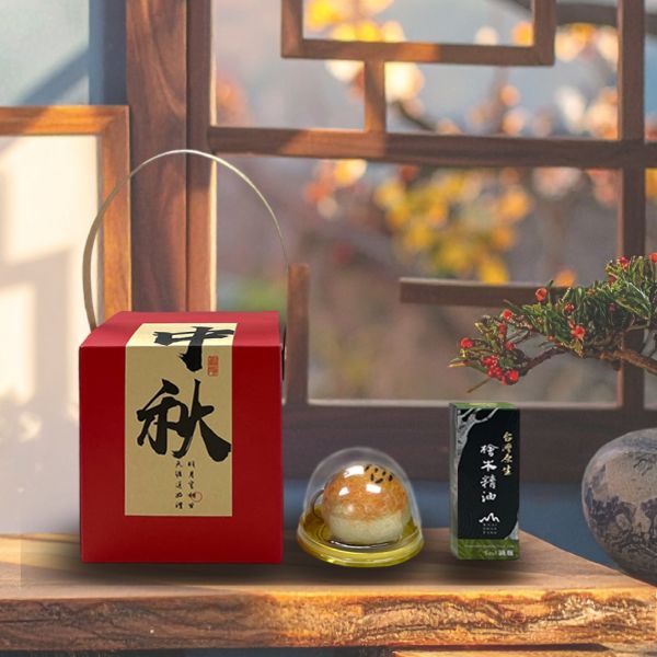 新品【吃不胖的】中秋蛋黃酥香氛禮盒！羊毛氈鑰匙圈搭配檜木精油 中秋禮盒, 中秋送禮推薦, 中秋創意禮盒, 吃不胖禮盒, 擴香禮盒, 羊毛氈蛋黃酥, 檜木精油, 台灣精油, 中秋聯名商品, 中秋療癒禮盒, 公益禮盒, 永續禮物, 尼泊爾婦女手工, 療癒系中秋禮盒, 健康無負擔禮盒, 文青中秋禮盒, 精緻中秋禮盒, 環保中秋禮盒, 香氛禮盒, 創意伴手禮