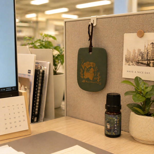 預購中【永續聯名新品】竹製可掛式擴香片(檜熊款)+檜木精油組 檜山坊,元泰竹藝社,竹製擴香,擴香禮盒,檜木精油,台灣檜木,天然擴香,居家香氛,木質香氛,療癒香氛,送禮推薦,質感禮盒,環保擴香,竹藝設計,台灣品牌,永續禮品