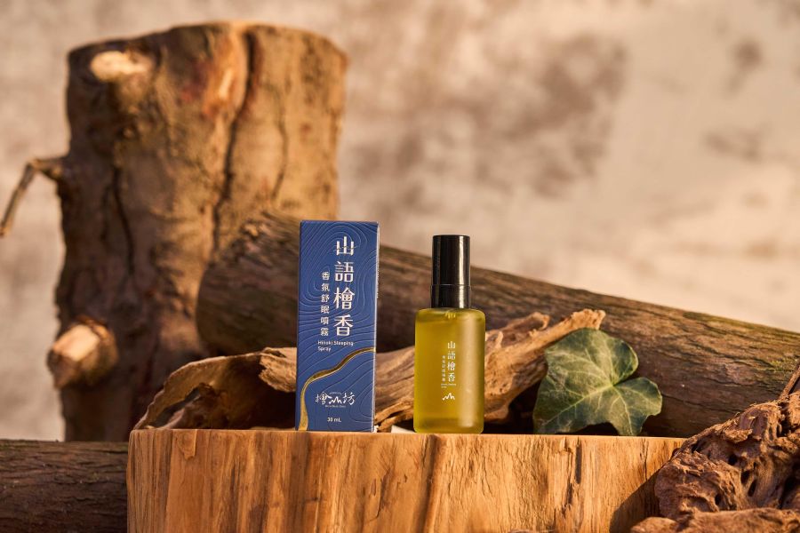 旅行款新推出預購【世界睡眠日】山語檜香香氛舒眠噴霧30mL 山語檜香香氛舒眠噴霧,檜木香氛,舒眠噴霧,助眠香氛,無酒精香氛,織品適用香氛,枕頭噴霧,寢具香氛,薰衣草精油,洋甘菊精油,天然植萃香氛,寵物友善香氛,孕婦適用香氛,車內擴香,旅行香氛,放鬆舒壓,睡前香氛,檜山坊