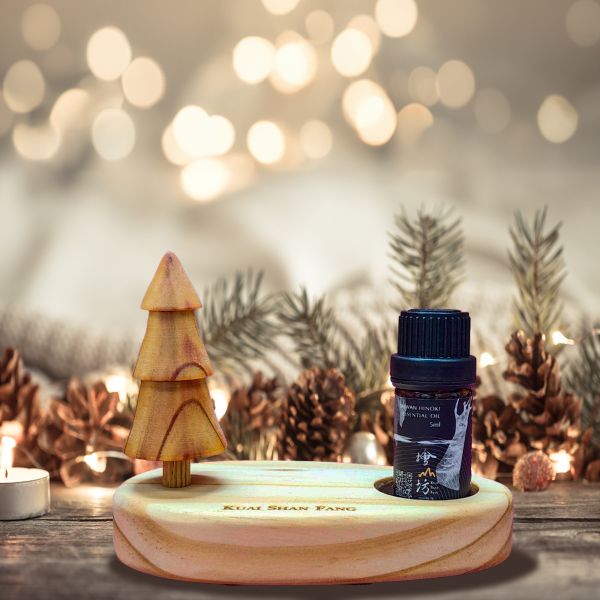 香香聖誕樹【檜山坊】聯名台灣衫擴香木座精油組 聖誕禮物,聖誕節禮物,聖誕交換禮物,聖誕節送禮推薦,聖誕節香氛禮盒,檜山坊,樂樂木,聯名禮盒,香氛禮盒,擴香木座,檜木精油,香氛小物,居家香氛,辦公室香氛,永續木作,FSC認證木材,木質香氣,香氛擴香,節慶禮物,質感送禮,療癒香氛,居家佈置,節日香氛,自然香氣,無火香氛