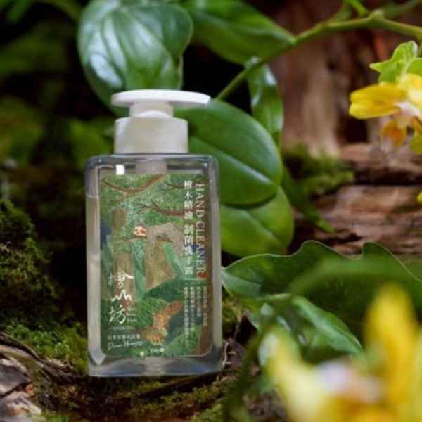 14th品牌慶【插畫家限量款】檜木精油制菌洗手露330ml 洗手,制菌,檜山坊,木木自然,香氛,台灣,檜木,精油,護手,保濕,植萃,乾洗手,孩童,防疫,病,禮物,天然,生活,健康,保養,中秋,端午,企業採購,客製化,禮盒,畢業,送禮