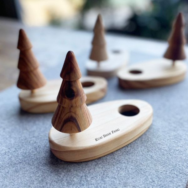 (數量有限)香香聖誕樹【檜山坊】聯名台灣衫擴香木座+2ml檜木精油組 聖誕禮物,聖誕節禮物,聖誕交換禮物,聖誕節送禮推薦,聖誕節香氛禮盒,檜山坊,樂樂木,聯名禮盒,香氛禮盒,擴香木座,檜木精油,香氛小物,居家香氛,辦公室香氛,永續木作,FSC認證木材,木質香氣,香氛擴香,節慶禮物,質感送禮,療癒香氛,居家佈置,節日香氛,自然香氣,無火香氛