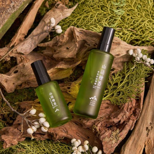 聯名禮盒預購【森間入夢】山語檜香香氛舒眠噴霧60mL+30mL 蛤蟆先生去看心理師,山語檜香香氛舒眠噴霧,檜木香氛,舒眠噴霧,助眠香氛,無酒精香氛,織品適用香氛,枕頭噴霧,寢具香氛,薰衣草精油,洋甘菊精油,天然植萃香氛,寵物友善香氛,孕婦適用香氛,車內擴香,旅行香氛,放鬆舒壓,睡前香氛,檜山坊