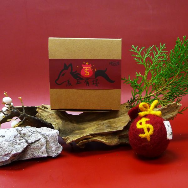 新年招財禮物【羊毛氈錢袋鑰匙圈】檜木精油香氛禮盒｜檜山坊 × 羊毛出在羊山上 聯名款 新年禮物,馬年禮物,財源滾滾,聖誕禮物,聖誕節禮物,聖誕交換禮物,聖誕香氛禮盒,香氛小物,柴犬香氛,擴香筆套,羊毛氈柴犬,檜山坊,羊毛出在羊山上,聯名香氛,檜木精油,辦公室療癒小物,居家香氛,讀書香氛,放鬆香氣,療癒禮盒,手作香氛,聖誕節送禮推薦,質感小禮物,可愛禮盒,療癒小物