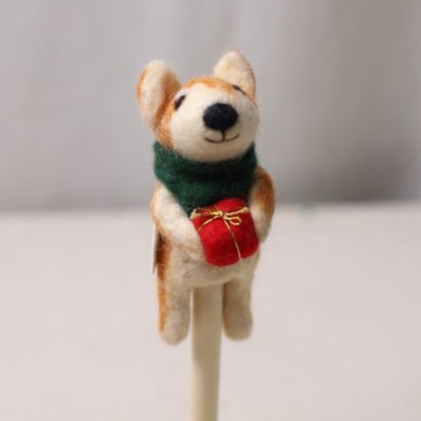 聖誕【羊毛氈柴犬】擴香筆套x檜木精油香氛禮盒｜檜山坊 × 羊毛出在羊山上 聯名款 聖誕禮物,聖誕節禮物,聖誕交換禮物,聖誕香氛禮盒,香氛小物,柴犬香氛,擴香筆套,羊毛氈柴犬,檜山坊,羊毛出在羊山上,聯名香氛,檜木精油,辦公室療癒小物,居家香氛,讀書香氛,放鬆香氣,療癒禮盒,手作香氛,聖誕節送禮推薦,質感小禮物,可愛禮盒,療癒小物