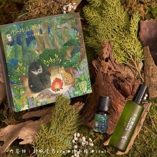 聯名禮盒預購【森間入夢】山語檜香香氛舒眠噴霧60mL+檜木精油10mL 蛤蟆先生去看心理師,山語檜香香氛舒眠噴霧,檜木香氛,舒眠噴霧,助眠香氛,無酒精香氛,織品適用香氛,枕頭噴霧,寢具香氛,薰衣草精油,洋甘菊精油,天然植萃香氛,寵物友善香氛,孕婦適用香氛,車內擴香,旅行香氛,放鬆舒壓,睡前香氛,檜山坊