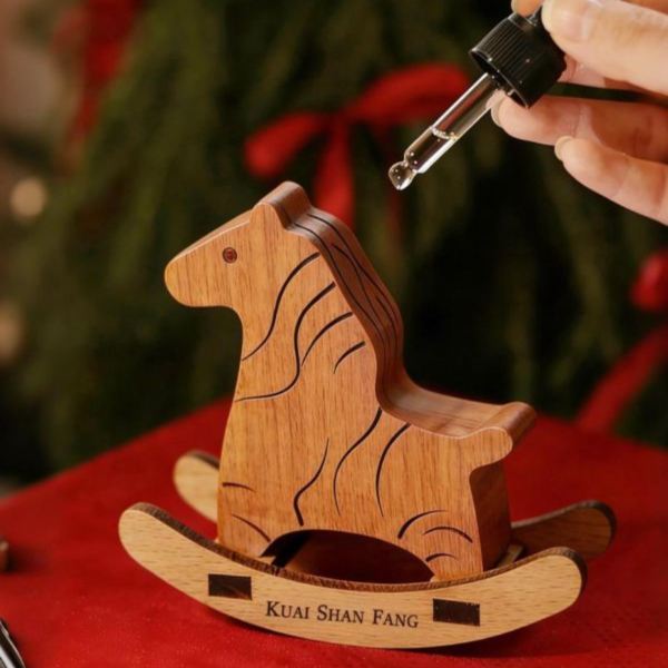 馬年新品【搖搖擴香木馬】檜木精油擴香禮盒 搖搖擴香木馬,檜木精油,檜木香氛,天然精油,木質香氛,居家擴香,擴香擺飾,療癒小物,香氛擺件,台灣檜木,放鬆舒壓,居家香氛,馬年禮盒,送禮推薦,質感生活,天然香氣