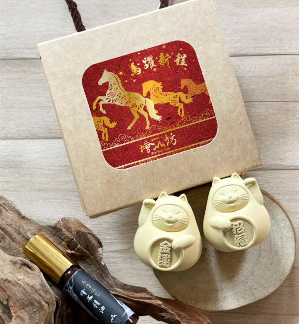 【新春馬年款】開運招財必備！招財貓擴香石一對+檜木精油5ml 馬年開運,馬年禮盒,招財貓,擴香石,招財貓擴香石,能量精油,開運小物,交換禮物,永續產品,天然精油,檜木精油