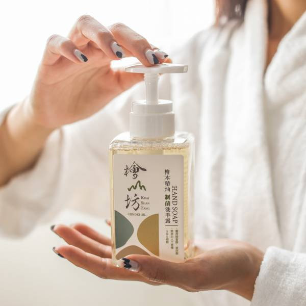 Taiwan Hinoki Antibacterial Hand Soap 洗手,制菌,檜山坊,木木自然,香氛,台灣,檜木,精油,護手,保濕,植萃,乾洗手,孩童,防疫,病,禮物,天然,生活,健康,保養,中秋,端午,企業採購,客製化,禮盒,畢業,送禮