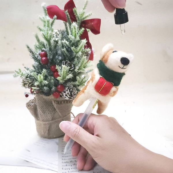 【數量有限贈完為止】聖誕羊毛氈柴犬香氛禮盒(含2ml檜木精油) 聖誕禮物,聖誕節禮物,聖誕交換禮物,聖誕香氛禮盒,香氛小物,柴犬香氛,擴香筆套,羊毛氈柴犬,檜山坊,羊毛出在羊山上,聯名香氛,檜木精油,辦公室療癒小物,居家香氛,讀書香氛,放鬆香氣,療癒禮盒,手作香氛,聖誕節送禮推薦,質感小禮物,可愛禮盒,療癒小物