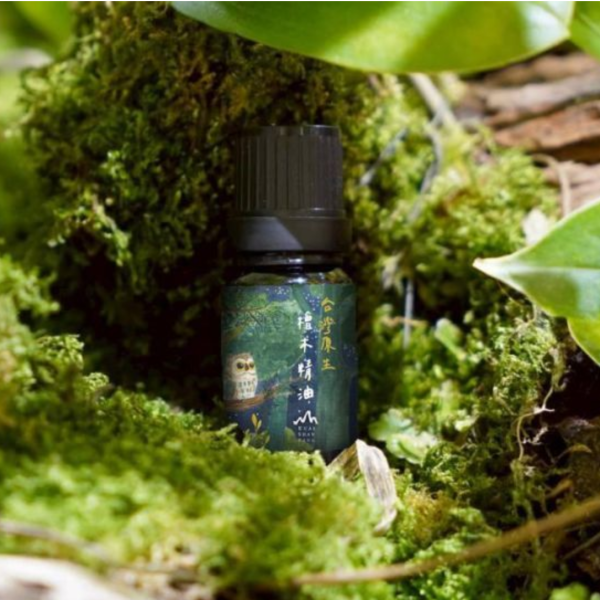 插畫家聯名款推出【熱銷TOP 1】台灣原生檜木精油10ml (滴瓶) 檜山坊,木木自然,芳香療法,香氛,檜木精油,檜木,芬多精,舒壓,薰香,按摩,淨化空氣,助眠,米提飯店,圓山飯店,環保,再生,永續