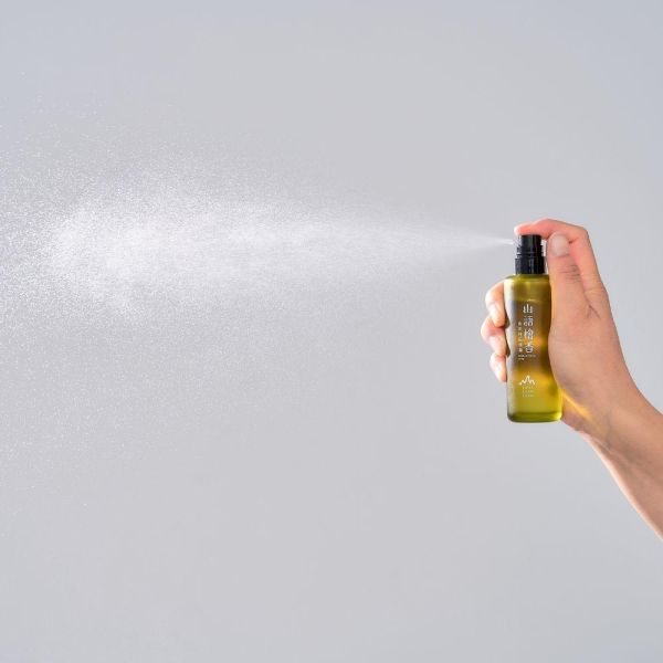 【新品搶先預購】山語檜香香氛舒眠噴霧60mL 山語檜香香氛舒眠噴霧,檜木香氛,舒眠噴霧,助眠香氛,無酒精香氛,織品適用香氛,枕頭噴霧,寢具香氛,薰衣草精油,洋甘菊精油,天然植萃香氛,寵物友善香氛,孕婦適用香氛,車內擴香,旅行香氛,放鬆舒壓,睡前香氛,檜山坊