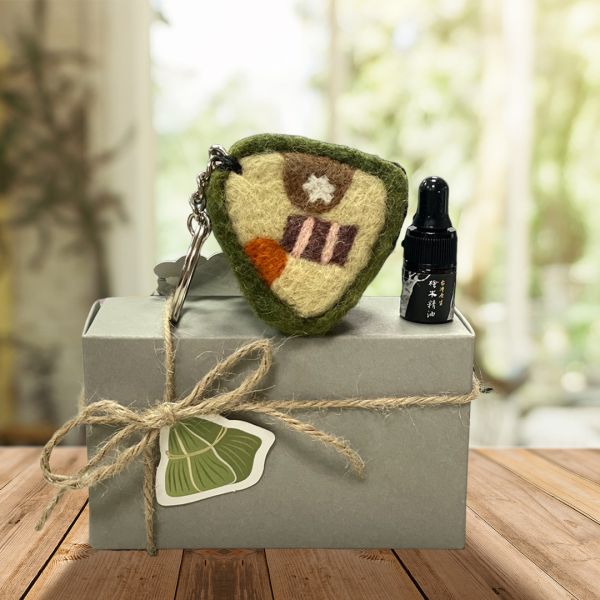Eco-friendly Bat Nut Biochar Aroma Stone + Hinoki Essential Oil /2ml 端午節禮盒,端午限定,粽子鑰匙圈,羊毛氈鑰匙圈,擴香組合,香氛禮盒,香氛擴香,天然擴香,擴香精油,精油擴香,檜木精油,台灣檜木,天然精油,節慶香氛,居家香氛,除瘟避邪,空間淨化,永續禮品,手工藝品,公益商品,尼泊爾手工,節慶小物,療癒香氣,居家香氣,原木香氛,室內擴香,天然香氛,節日送禮,台灣在地品牌,傳統節慶禮物
