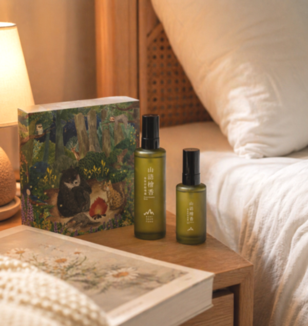 插畫聯名禮盒【森間入夢】山語檜香香氛舒眠噴霧60mL+30mL(母親節禮盒) 蛤蟆先生去看心理師,山語檜香香氛舒眠噴霧,檜木香氛,舒眠噴霧,助眠香氛,無酒精香氛,織品適用香氛,枕頭噴霧,寢具香氛,薰衣草精油,洋甘菊精油,天然植萃香氛,寵物友善香氛,孕婦適用香氛,車內擴香,旅行香氛,放鬆舒壓,睡前香氛,檜山坊