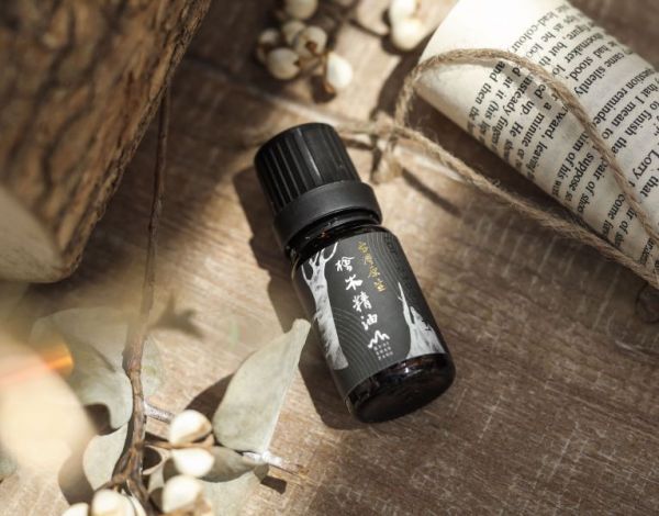 【1111限量優惠，再贈好禮三選一】台灣原生檜木精油10ml四入 (滴瓶)+5ml滾珠瓶 檜山坊,木木自然,芳香療法,香氛,檜木精油,檜木,芬多精,舒壓,薰香,按摩,淨化空氣,助眠,米提飯店,圓山飯店,環保,再生,永續