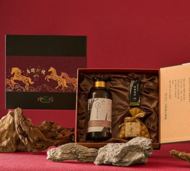 【新春馬年禮盒】檜淳尊爵黑禮盒 (沐浴露600ml+檜木球30g+檜木精油10ml) 馬年禮盒,人氣禮盒,新年禮盒推薦,企業送禮推薦,ESG,天然精油,精油療效,檜木功效,精油品牌推薦,檜木香氛,檜木精油,檜木沐浴乳,檜木,沐浴, 洗髮,禮盒,檜山坊,木木自然,天然,紓壓,助眠,中秋,端午,企業採購,客製化,禮盒,畢業,送禮,中秋,中秋禮盒,中秋送禮,伴手禮,新年禮盒,新春送禮首選