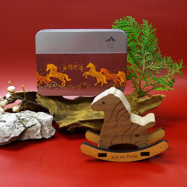 馬年新品【搖搖擴香木馬】檜木精油擴香禮盒 搖搖擴香木馬,檜木精油,檜木香氛,天然精油,木質香氛,居家擴香,擴香擺飾,療癒小物,香氛擺件,台灣檜木,放鬆舒壓,居家香氛,馬年禮盒,送禮推薦,質感生活,天然香氣