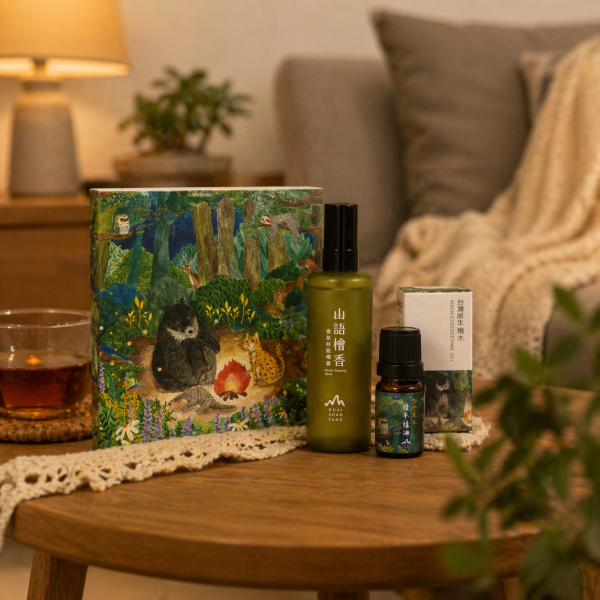 插畫聯名禮盒【森間入夢】山語檜香香氛舒眠噴霧60mL+檜木精油10mL(母親節禮盒) 蛤蟆先生去看心理師,山語檜香香氛舒眠噴霧,檜木香氛,舒眠噴霧,助眠香氛,無酒精香氛,織品適用香氛,枕頭噴霧,寢具香氛,薰衣草精油,洋甘菊精油,天然植萃香氛,寵物友善香氛,孕婦適用香氛,車內擴香,旅行香氛,放鬆舒壓,睡前香氛,檜山坊