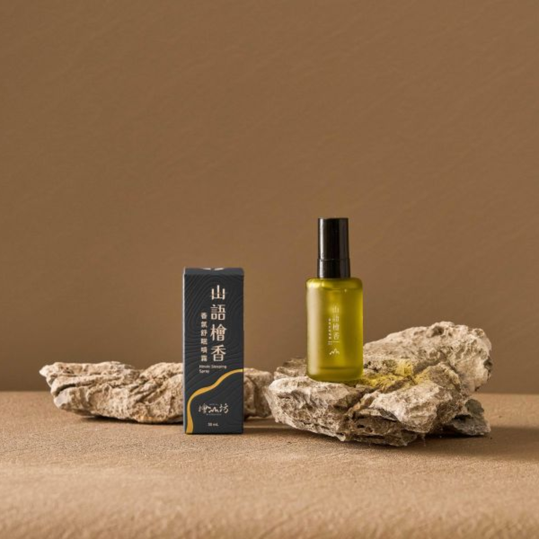 旅行款新推出預購【世界睡眠日】山語檜香香氛舒眠噴霧30mL 山語檜香香氛舒眠噴霧,檜木香氛,舒眠噴霧,助眠香氛,無酒精香氛,織品適用香氛,枕頭噴霧,寢具香氛,薰衣草精油,洋甘菊精油,天然植萃香氛,寵物友善香氛,孕婦適用香氛,車內擴香,旅行香氛,放鬆舒壓,睡前香氛,檜山坊