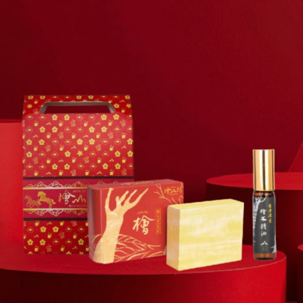 【馬躍新程精緻禮袋】福檜盈門組 (檜木香氛皂+5ml檜木精油滾珠) 馬年禮物,過年送禮,新春禮品,檜木皂,檜山坊,木木自然,香氛,台灣原生檜木精油,檜木,薰香,按摩,淨化空氣,舒壓,SGS
