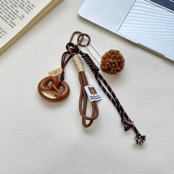 蝴蝶結麵包+毛球吊飾 蝴蝶結麵包吊飾,毛球吊飾,可愛吊飾,LINGWEI,小夥伴系列,麵包吊飾,毛球配件,療癒小物,包包吊飾,麵包造型吊飾