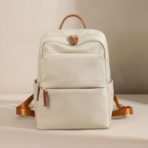 【可放A4】Signature 雙主袋極簡後背包｜初章杏棕 A4後背包, 雙主袋後背包, 極簡後背包, 通勤後背包, 上班族包包, 大容量後背包, LINGWEI 後背包, 文件包推薦, 都會後背包