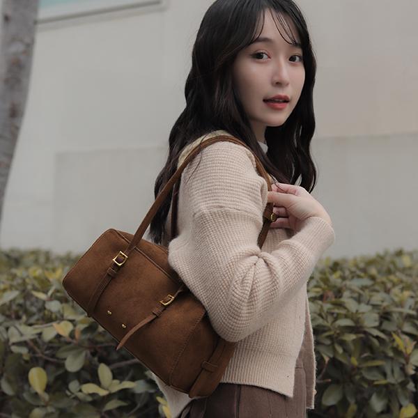 塞納晨光 | 法式復古長型手提托特包 手提托特包,長型包,法式復古包,麂皮包,亮面皮包,腋下包,East West Bag,質感女包,穿搭推薦,LINGWEI