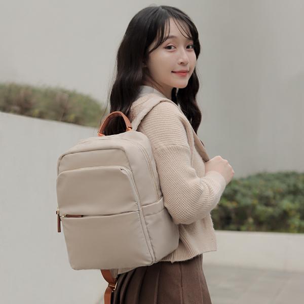 【可放A4】Signature 雙主袋極簡後背包｜初章杏棕 A4後背包, 雙主袋後背包, 極簡後背包, 通勤後背包, 上班族包包, 大容量後背包, LINGWEI 後背包, 文件包推薦, 都會後背包