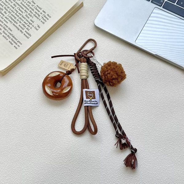 貝果麵包+毛球吊飾 貝果吊飾,毛球吊飾,可愛吊飾,LINGWEI,小夥伴系列,麵包吊飾,毛球配件,療癒小物,包包吊飾,貝果造型吊飾