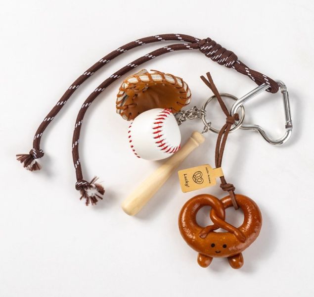 微笑麵包+棒球系列吊飾 微笑麵包吊飾,棒球吊飾,可愛吊飾,麵包吊飾,LINGWEI,小夥伴系列,運動吊飾,療癒小物,包包吊飾,微笑吊飾