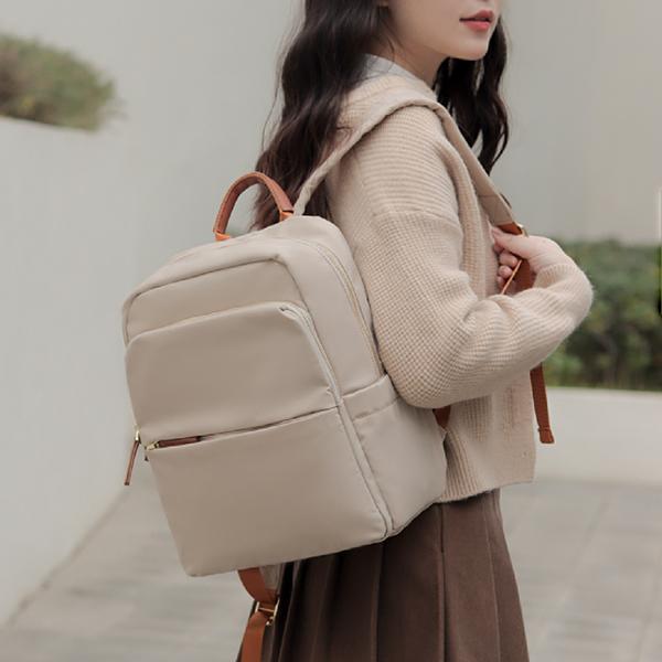 【可放A4】Signature 雙主袋極簡後背包｜初章杏棕 A4後背包, 雙主袋後背包, 極簡後背包, 通勤後背包, 上班族包包, 大容量後背包, LINGWEI 後背包, 文件包推薦, 都會後背包