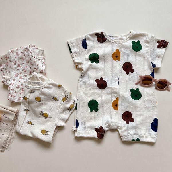 寶寶的透氣鏤空排扣爬服 