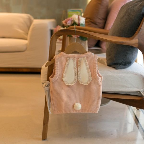 柔粉白兔尾針織背心 