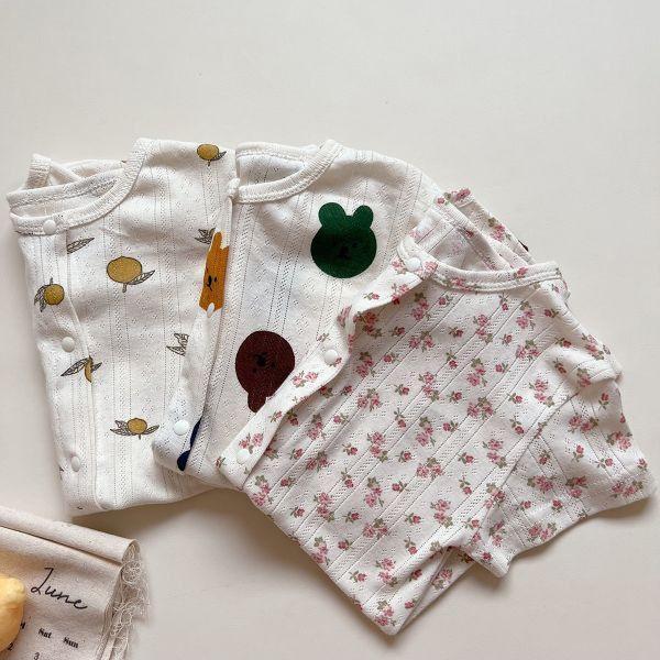 寶寶的透氣鏤空排扣爬服 