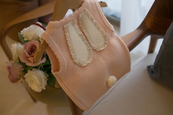 柔粉白兔尾針織背心 