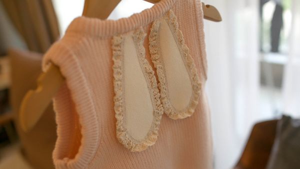 柔粉白兔尾針織背心 