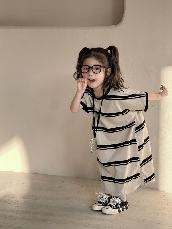 帥帥的寬細條紋兄妹裝 