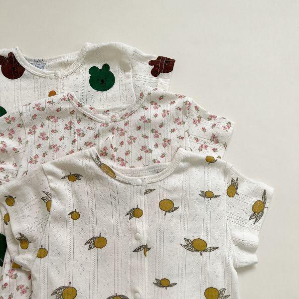 寶寶的透氣鏤空排扣爬服 